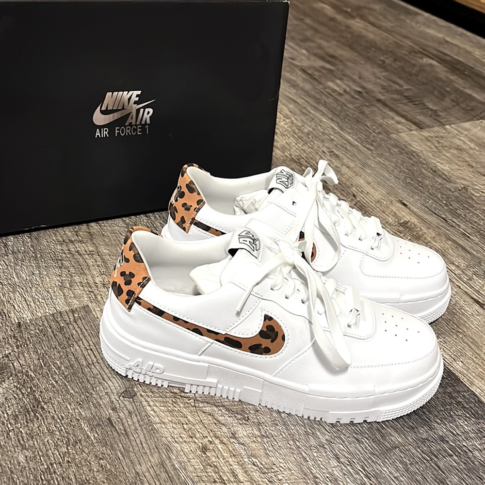 Brand New In Box Nike Womens Size
(NWT) 8 AF1 PIXEL SE White/Leopard Print Shoes